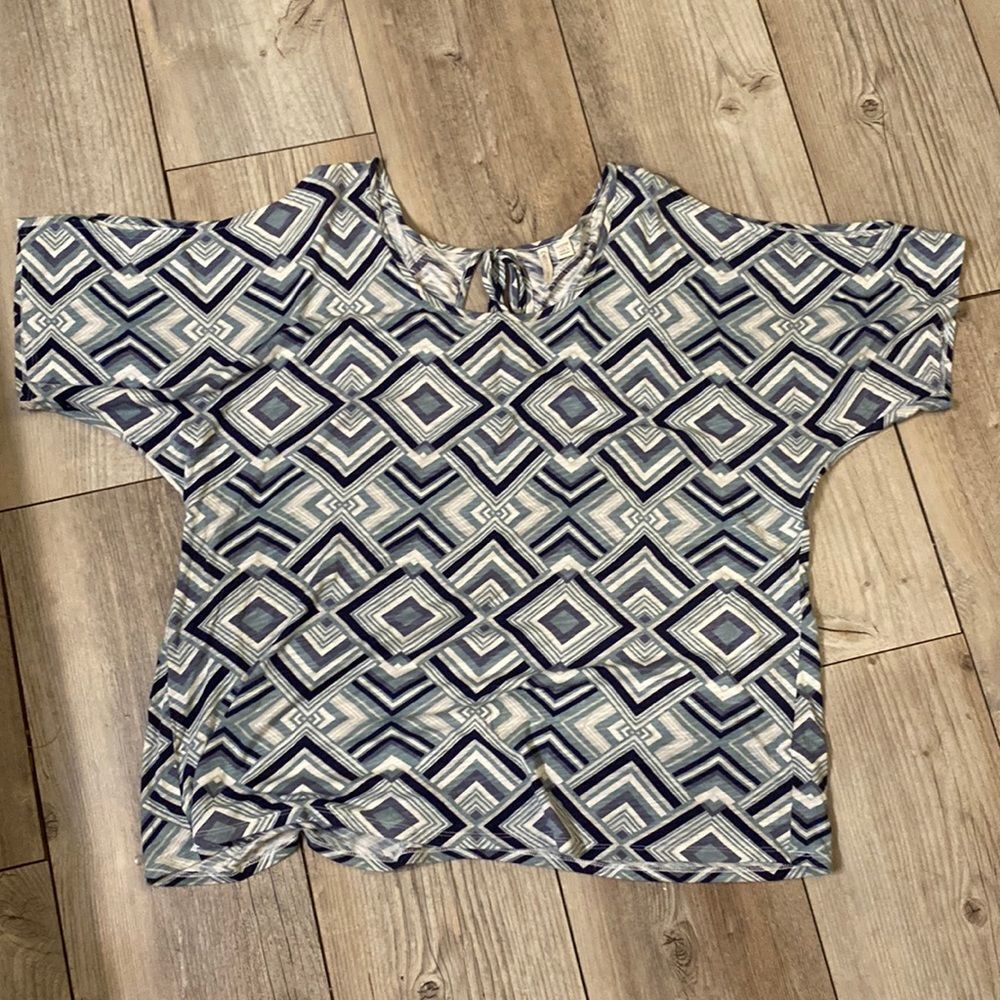 Cato Size 18/20W Top w/ Peek a Boo Shoulders Like New!